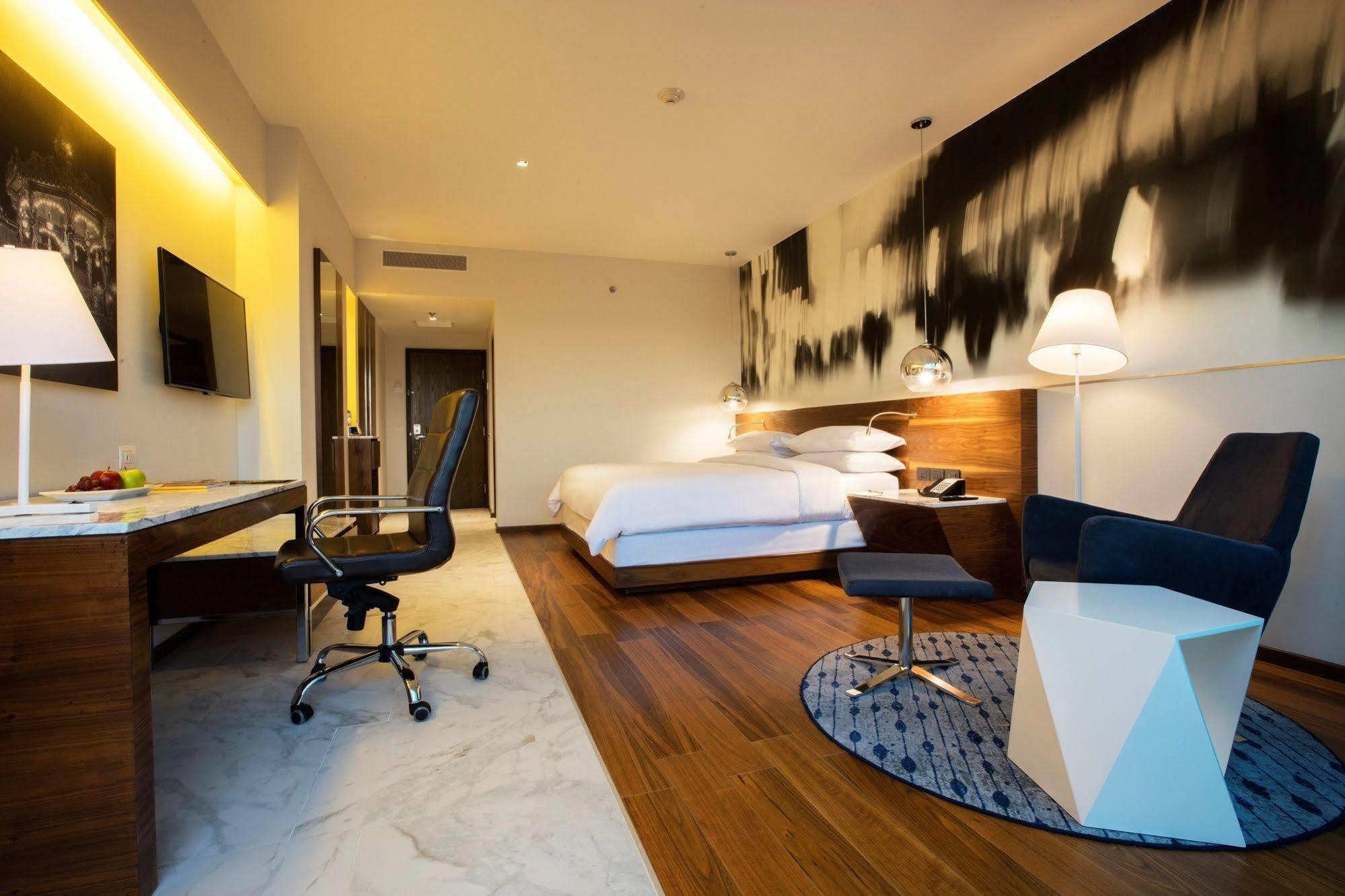 Krystal Urban Guadalajara Hotell Exteriör bild