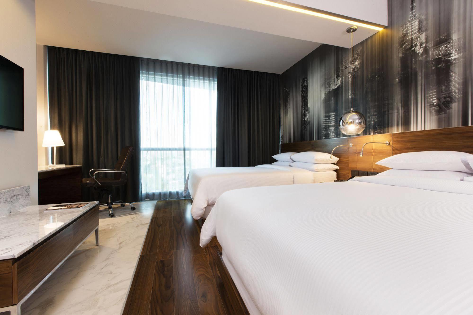 Krystal Urban Guadalajara Hotell Exteriör bild